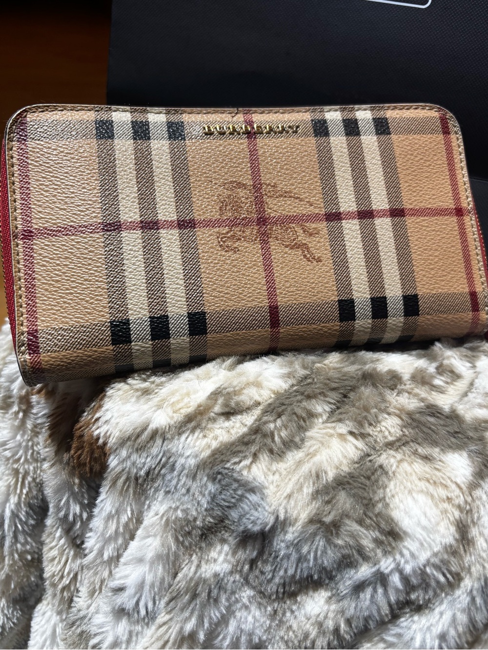 🏇 Burberry Haymarket Check Zip Wallet Cadmium Red